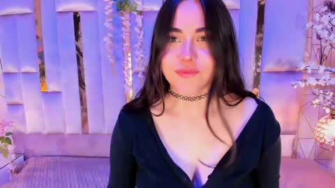 hannacollins_2 online show from October 3, 2025, 1:41 pm