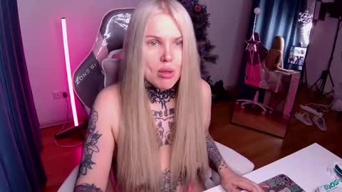 Snapshot of hannah_chaos chatting on January 15, 2025, 2:49 am Hannah online show from January 15, 2025, 2:49 am