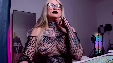 Snapshot of hannah_chaos chatting on January 29, 2025, 1:37 am Hannah online show from January 29, 2025, 1:37 am
