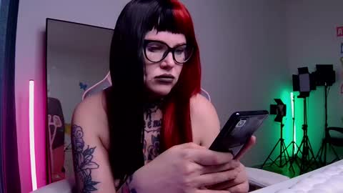 Snapshot of hannah_chaos chatting on February 2, 2025, 5:21 am Hannah online show from February 2, 2025, 5:21 am