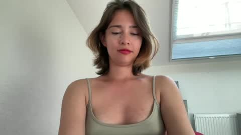 hannahinto online show from July 9, 2026, 2:43 pm