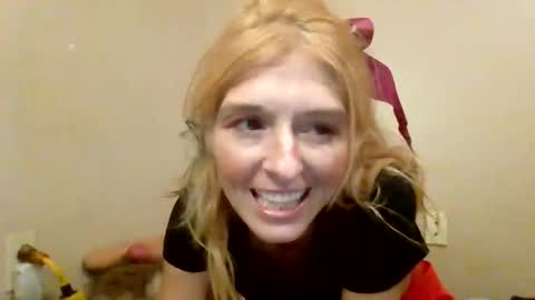 Snapshot of hannahkisses4u chatting on October 19, 2025, 7:42 am hannahkisses4u online show from October 19, 2025, 7:42 am