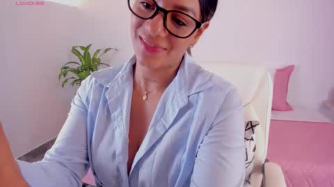 Hanna Williams  online show from November 28, 2025, 8:55 pm