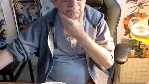 Snapshot of hansi63 chatting on October 16, 2025, 10:27 am charly online show from October 16, 2025, 10:27 am