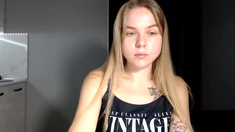 happy_fox_ online show from November 28, 2025, 8:22 pm