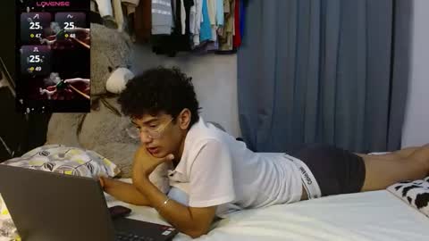 Snapshot of harrytwink18 chatting on April 8, 2026, 2:33 am HARRY online show from April 8, 2026, 2:33 am