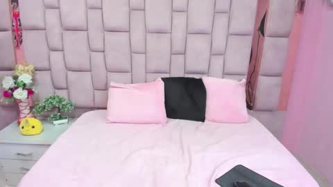 hazel_18_ online show from October 28, 2025, 7:49 pm