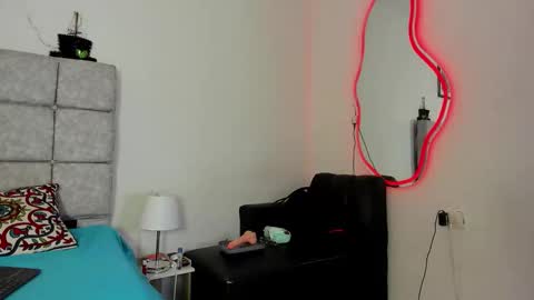 hazel_slim_ online show from January 5, 2026, 6:33 pm