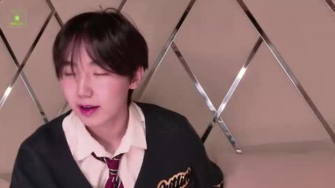 HEEJIN online show from October 2, 2025, 4:19 am