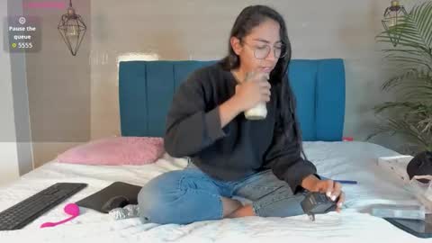 heidi_feuer online show from October 28, 2025, 12:52 pm