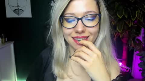 Snapshot of heidi_pleasure chatting on December 5, 2024, 10:33 am Heidi online show from December 5, 2024, 10:33 am