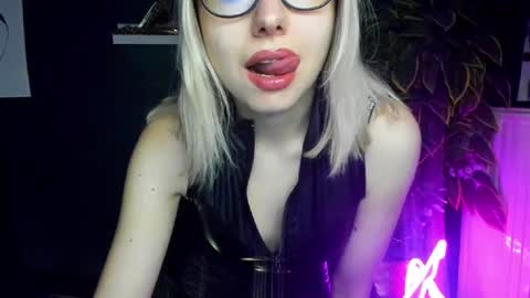 Snapshot of heidi_pleasure chatting on February 24, 2025, 5:43 am Heidi online show from February 24, 2025, 5:43 am