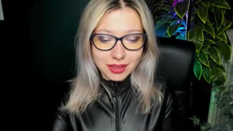 Snapshot of heidi_pleasure chatting on September 15, 2025, 4:23 am Heidi online show from September 15, 2025, 4:23 am