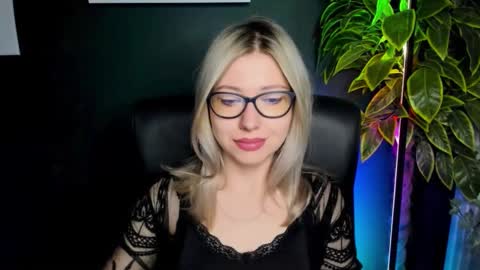 Snapshot of heidi_pleasure chatting on September 24, 2025, 4:27 am Heidi online show from September 24, 2025, 4:27 am