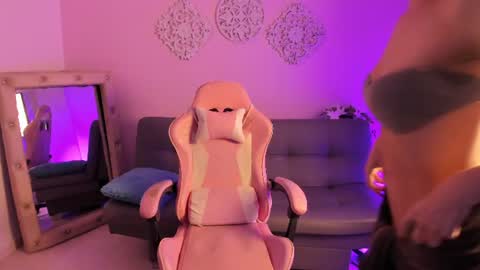 Heidi Palmer online show from June 25, 2026, 1:05 am