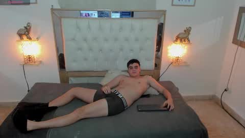 heiker_ online show from October 31, 2025, 2:56 am