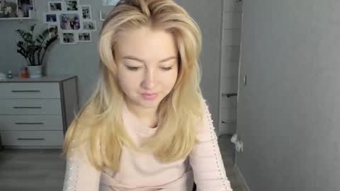 Snapshot of helen_angel_girl chatting on October 8, 2025, 5:27 am Helen sven online show from October 8, 2025, 5:27 am