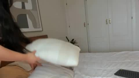 helena_hills online show from October 27, 2025, 12:31 pm