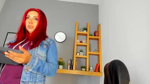 Snapshot of helenaduque_ chatting on September 19, 2025, 11:55 am Helena online show from September 19, 2025, 11:55 am