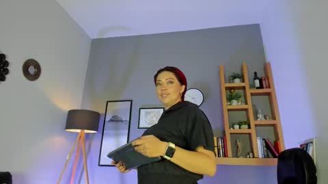 Snapshot of helenaduque_ chatting on January 6, 2026, 9:57 am Helena online show from January 6, 2026, 9:57 am