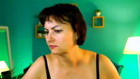 Snapshot of helenbeler chatting on September 12, 2025, 8:25 am helenbeler online show from September 12, 2025, 8:25 am