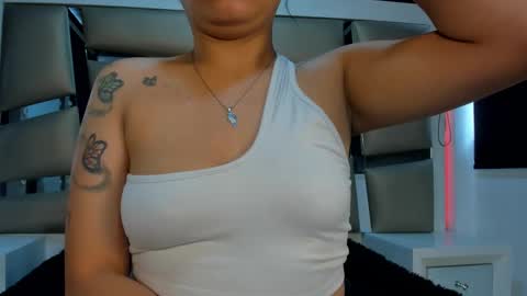 hellen__smith_ online show from November 18, 2025, 1:15 pm