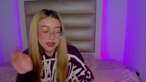 Snapshot of hellen__smith_ chatting on February 5, 2026, 7:51 pm hellen__smith_ online show from February 5, 2026, 7:51 pm