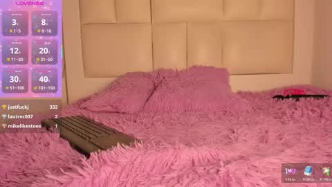 Snapshot of hellen__smith_ chatting on February 9, 2026, 4:22 pm hellen__smith_ online show from February 9, 2026, 4:22 pm