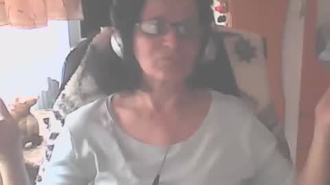 hellenmarie online show from November 16, 2025, 11:16 am