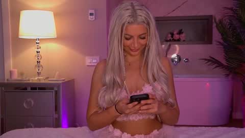 hellenroyy online show from September 20, 2025, 3:29 am