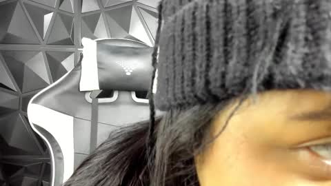 heluehorny13 online show from February 23, 2025, 3:35 am