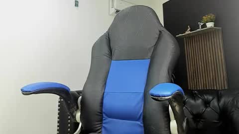 henrydouglas online show from April 17, 2026, 12:08 pm