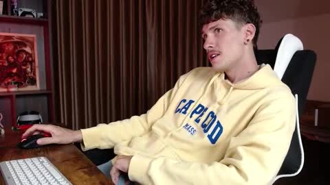 Snapshot of hercules__ chatting on November 17, 2025, 1:22 am Gregblonde Alextattoo online show from November 17, 2025, 1:22 am