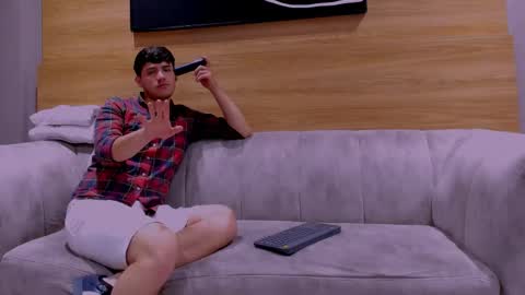 heteros men online show from December 15, 2025, 1:26 pm