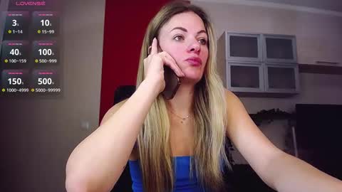 Snapshot of hi_bye_ chatting on October 24, 2025, 9:06 am Lina online show from October 24, 2025, 9:06 am