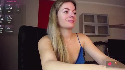 Snapshot of hi_bye_ chatting on November 6, 2025, 8:26 am Lina online show from November 6, 2025, 8:26 am