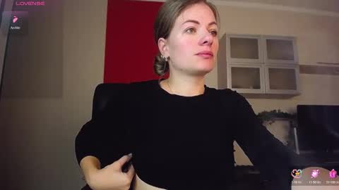 Snapshot of hi_bye_ chatting on November 10, 2025, 6:23 am Lina online show from November 10, 2025, 6:23 am