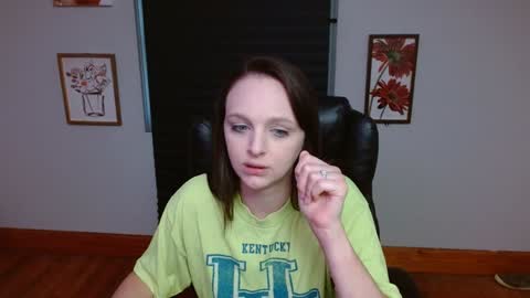 Snapshot of hi_cut_cutie chatting on October 8, 2025, 1:20 pm Paige online show from October 8, 2025, 1:20 pm