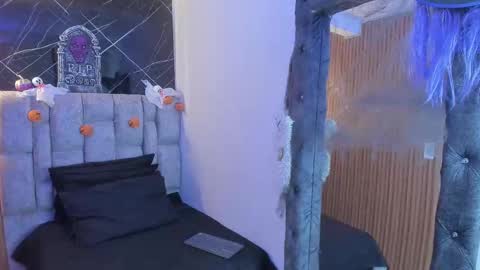 hikaru_dl online show from October 31, 2025, 7:37 pm