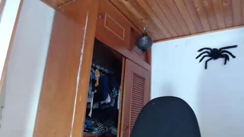 hilaril18 online show from November 3, 2025, 5:47 pm