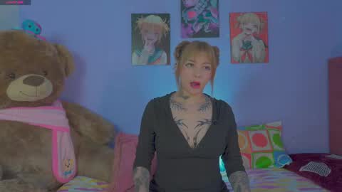 Snapshot of himiiko_toga chatting on November 21, 2025, 8:29 pm Himiiko online show from November 21, 2025, 8:29 pm