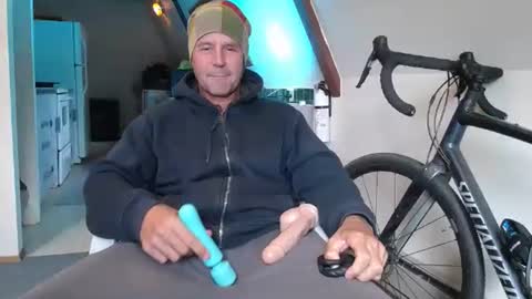 Snapshot of hippiezen chatting on February 16, 2026, 10:17 pm Hippie Jijm online show from February 16, 2026, 10:17 pm