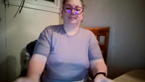 Snapshot of hippihope420 chatting on October 5, 2025, 9:29 am Bella online show from October 5, 2025, 9:29 am