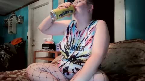 Snapshot of hippihope420 chatting on October 9, 2025, 1:14 am Bella online show from October 9, 2025, 1:14 am