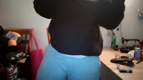 Snapshot of hippihope420 chatting on October 23, 2025, 12:37 pm Bella online show from October 23, 2025, 12:37 pm