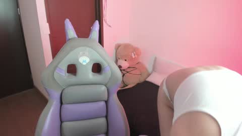 Hitomi Arata online show from February 5, 2025, 4:36 pm