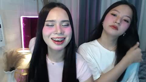 hoelymolly online show from April 15, 2026, 8:20 pm