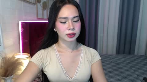 hoelymolly online show from April 21, 2026, 12:01 am