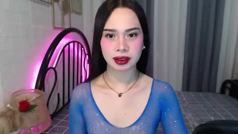 hoelymolly online show from June 21, 2026, 7:05 pm