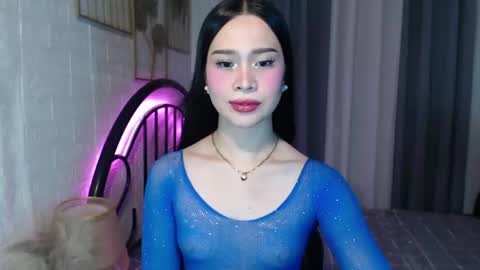 hoelymolly online show from July 5, 2026, 7:43 pm